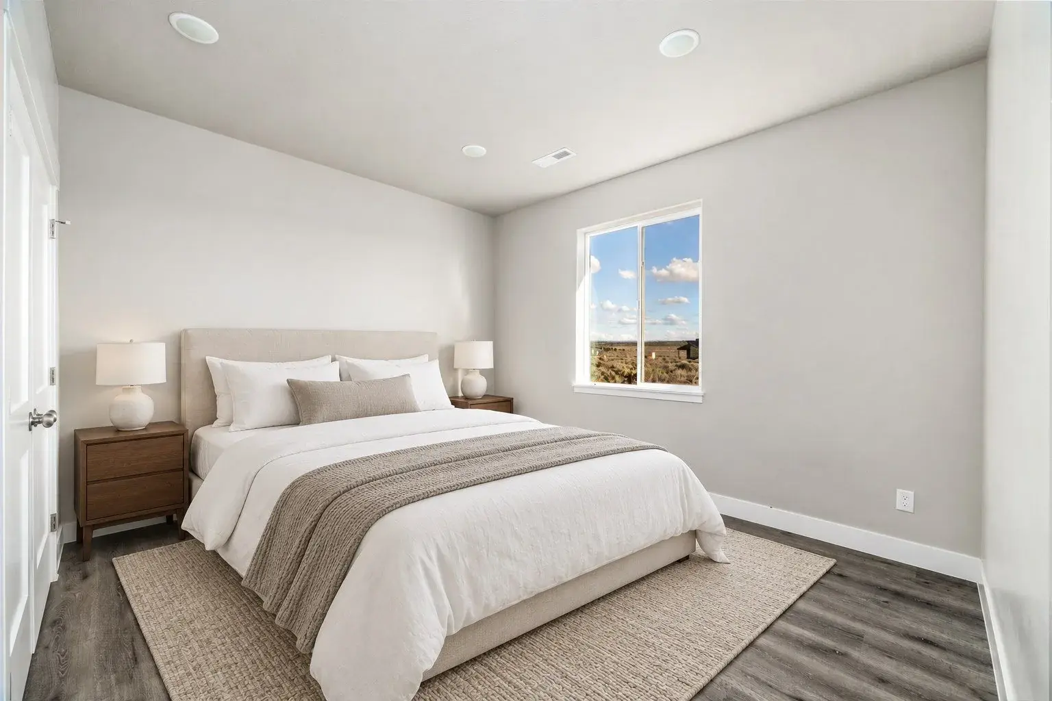 Virtually staged room, comparison 10: Bedroom, reverse view