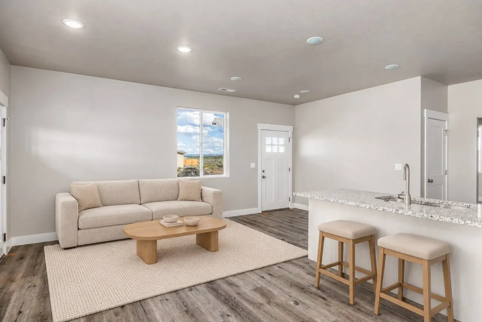Virtually staged room, comparison 02: Living area and kitchen