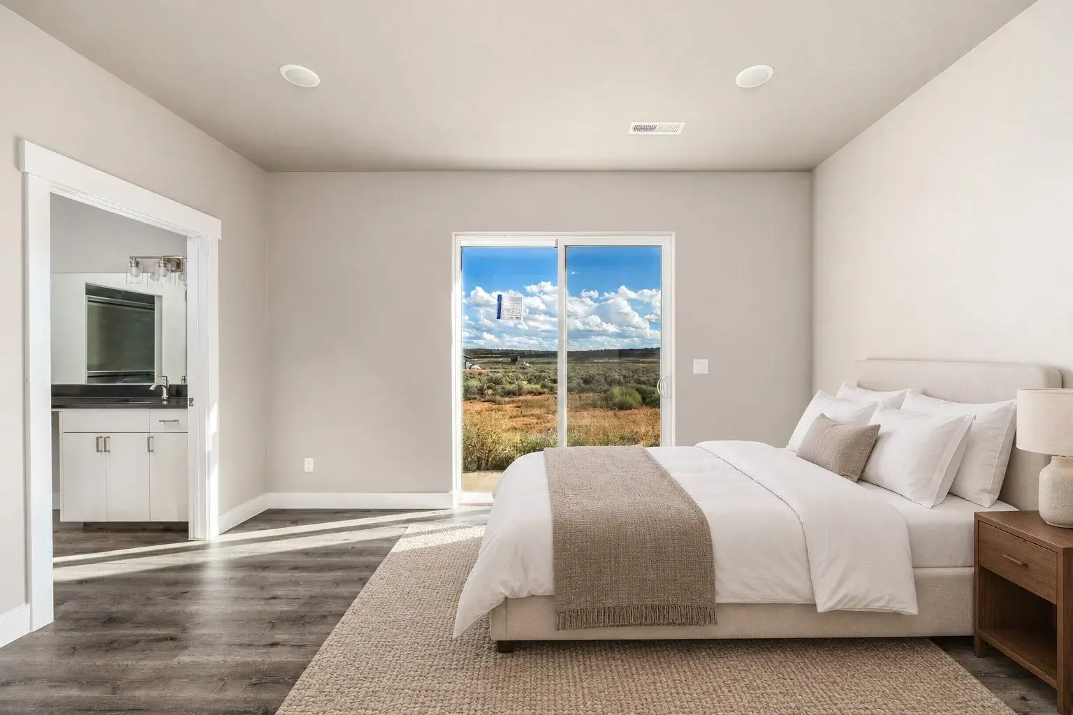 Virtually staged room, comparison 11: Bedroom and en suite