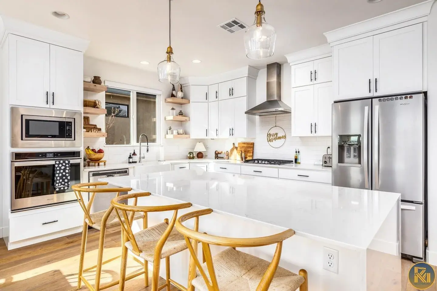 This home owner gets it. This is what your kitchen should look like when you are paying for professional photography to sell your home.
#realestatetips #realestatephotography
