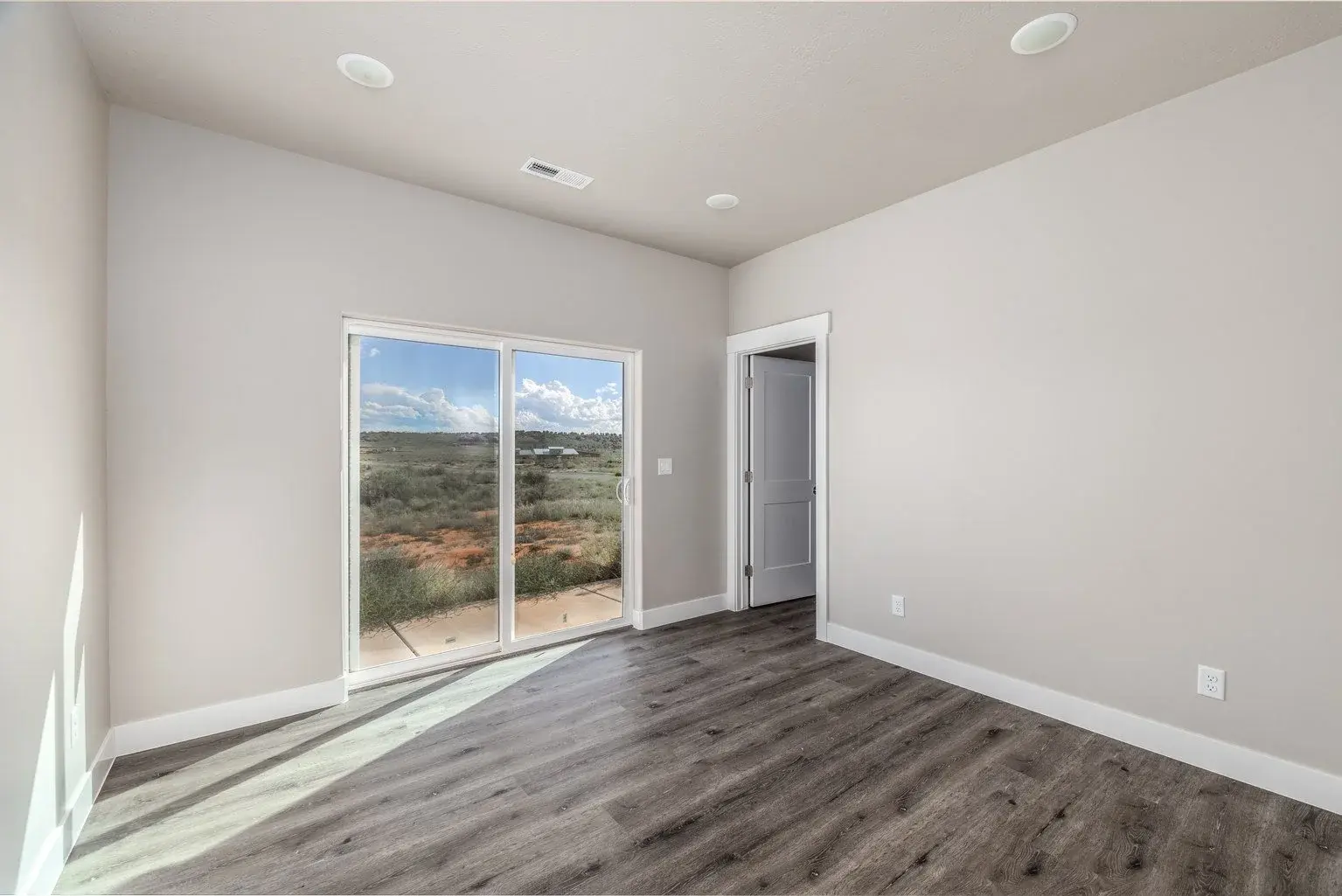 Original room, comparison 05: Bedroom with patio doors