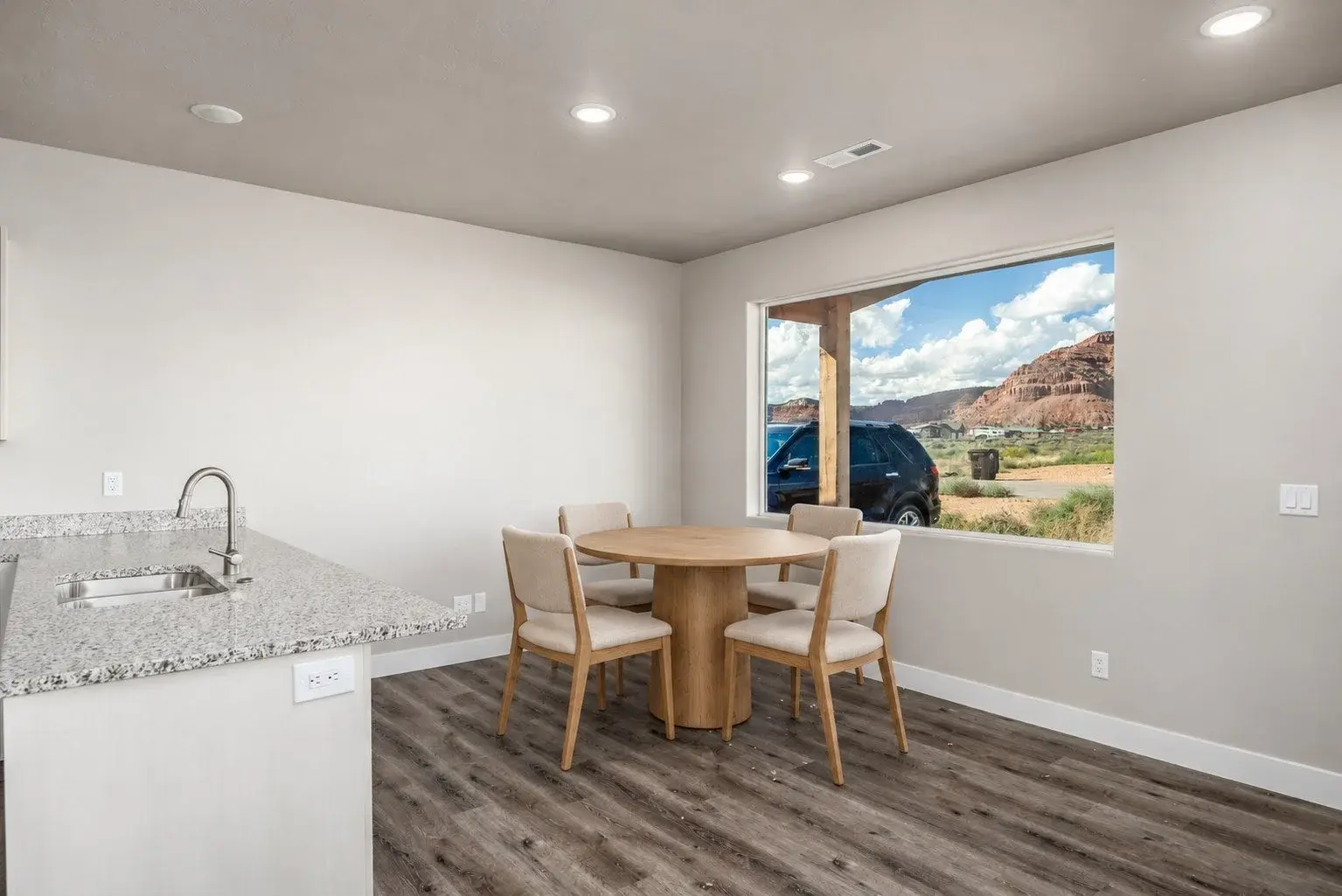 Virtually staged room, comparison 03: Window-side dining