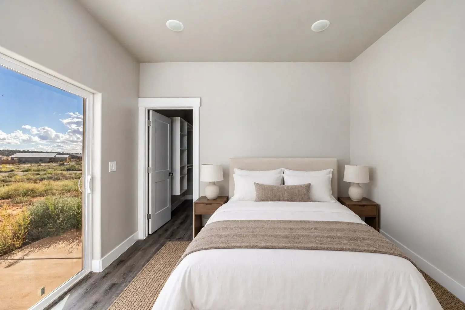 Virtually staged room, comparison 06: Bedroom, alternate view