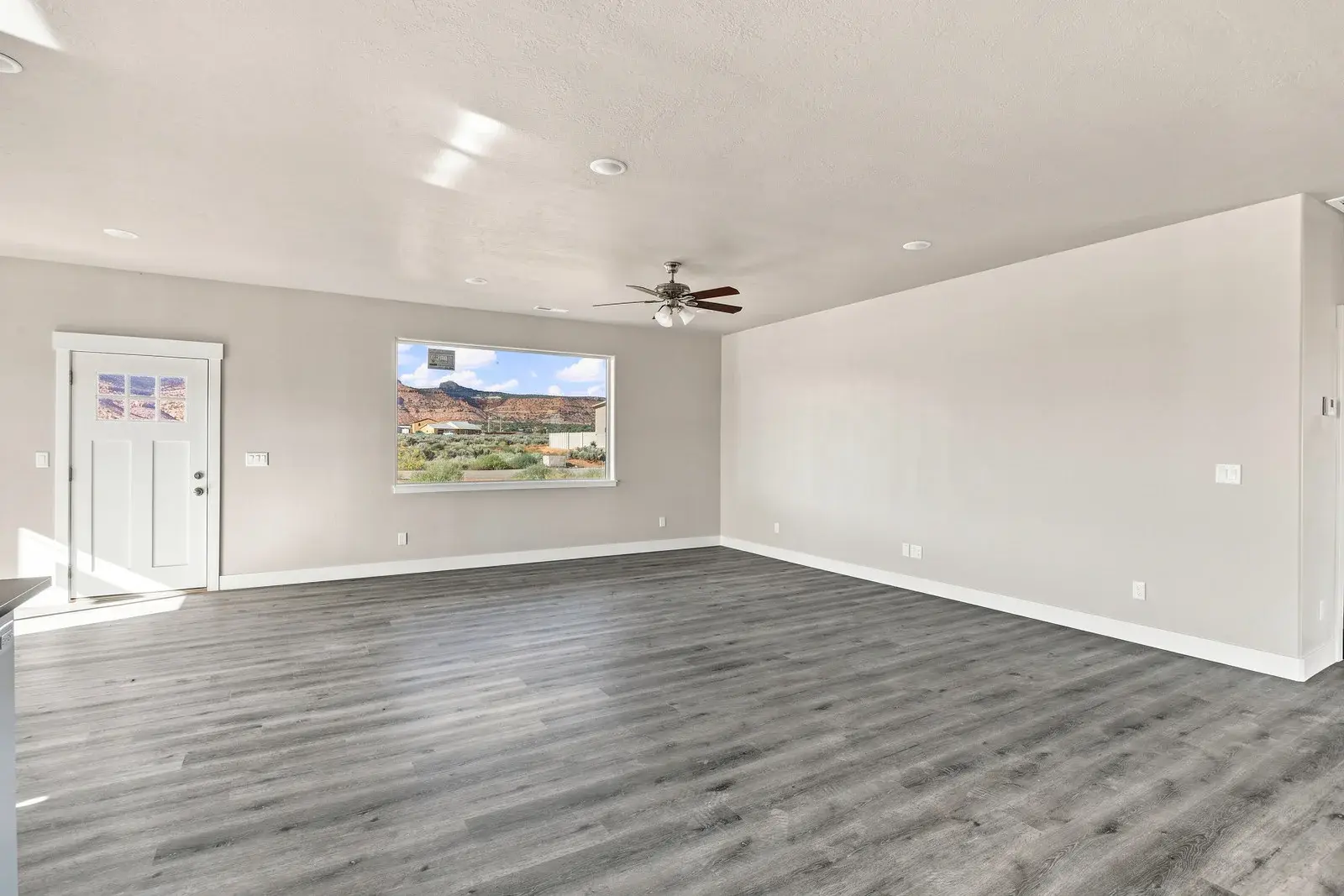 Sam Reed HDR interior example of an unfurnished living room