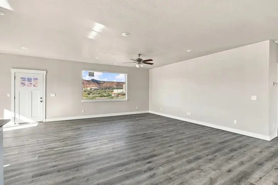 Sam Reed HDR photograph of an unfurnished living room