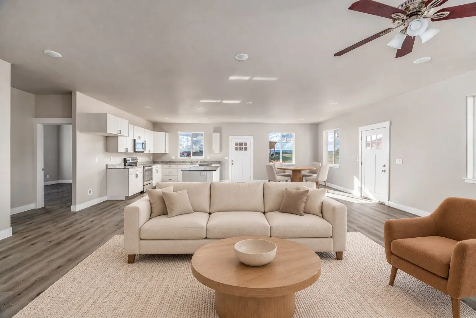 Virtually staged room, comparison 07: Open-plan living
