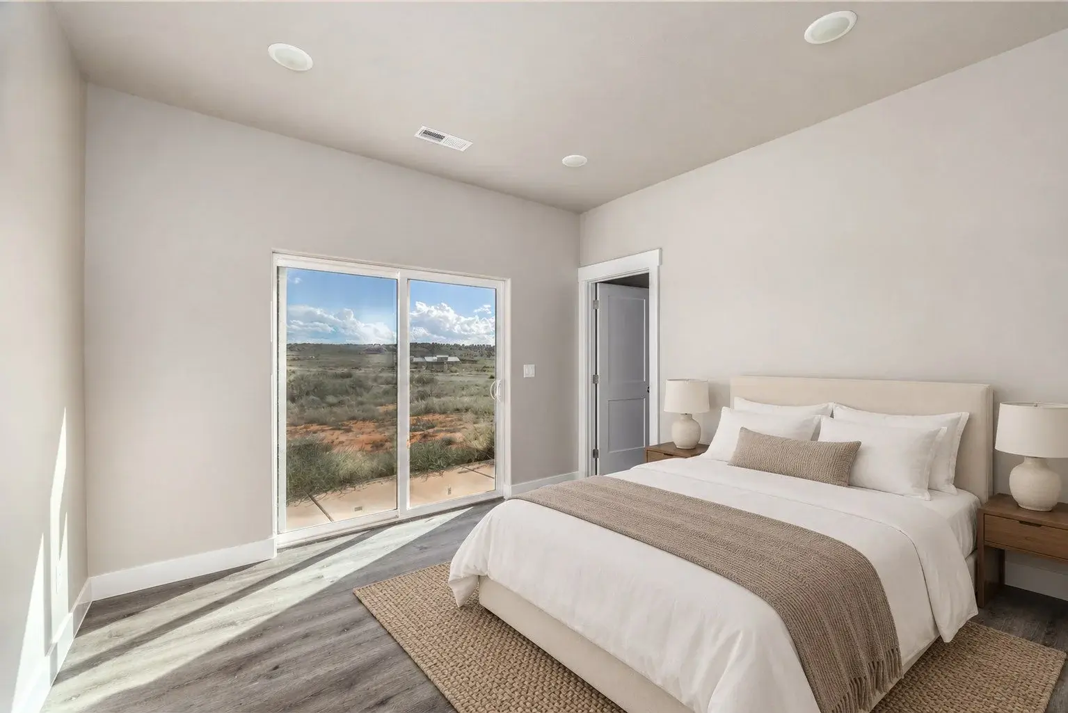 Virtually staged room, comparison 05: Bedroom with patio doors